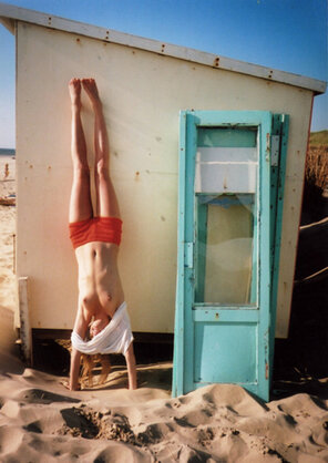 photo amateur When your cute but oblivious friend takes on your challenge to prove to you she can do a hand stand