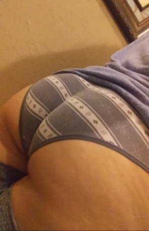 amateur-Foto 35[f] just a simple booty pic this morning ðŸ˜‰