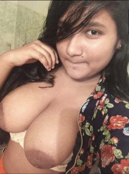 Boob-ki-selfie-top-khol-ke-boob-dikhati