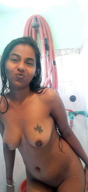 boobs-me-bana-tattoo-dikhati-sexy-babe