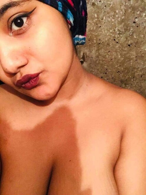 boss-ko-kiss-deti-hui-desi-bhabhi