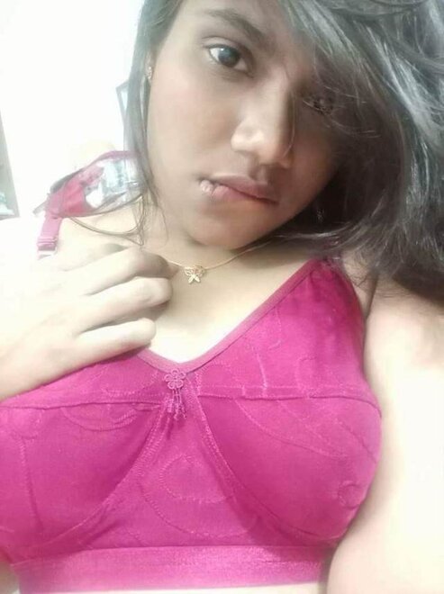 pink-bra-me-sexy-babe-apne-honth-kaat-selfie-leti-hui