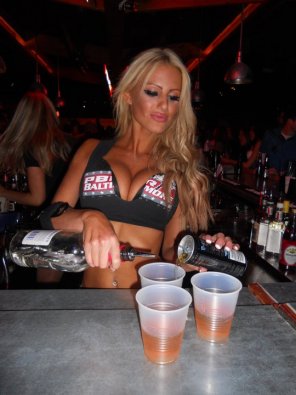 photo amateur Another Bartender