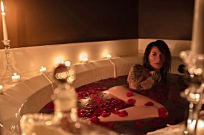 amateur-Foto Bathing in rose petals [OC]