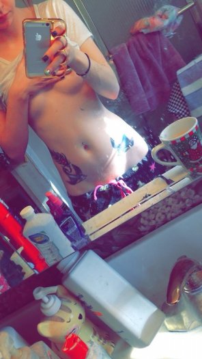 photo amateur Inked girl loves to tease!