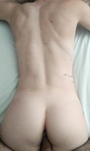 foto amatoriale You all enjoyed the last picture of my back, how's the view for this one?