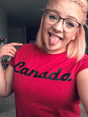 zdjęcie amatorskie [Youâ€™re] always gonna come back to Canadian girls