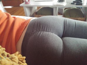 photo amateur [f][41][milf] Living room couch booty