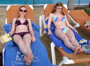 foto amatoriale Cute girls at the pool