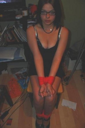 zdjęcie amatorskie Young girl tied up