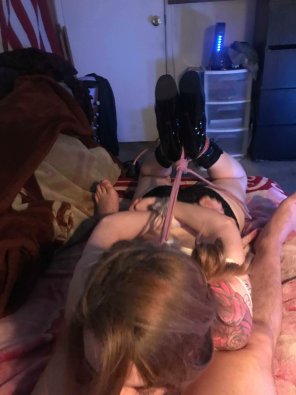 zdjęcie amatorskie Hogtied sucking daddy's cock ðŸ‘…