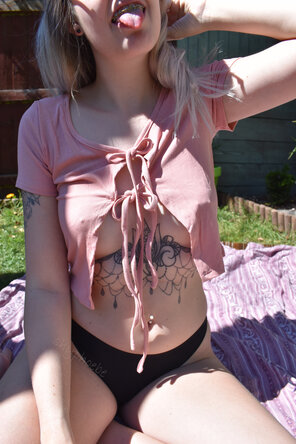 アマチュア写真 My new shirt might be a little bit too revealing... [F]