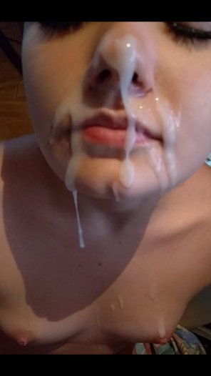 photo amateur CumSpoon on Her Nose