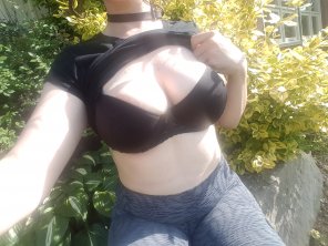 photo amateur I just can't keep my shirt on when I'm outside... ðŸ˜‚ [Image]