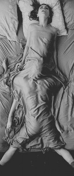 photo amateur Under the sheets