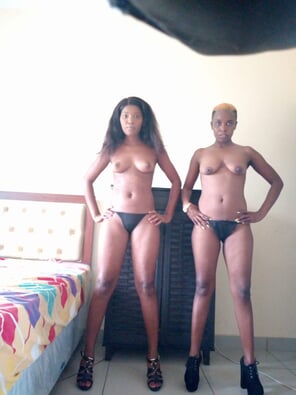zdjęcie amatorskie Wanabee models Stella and Vera from Kenya