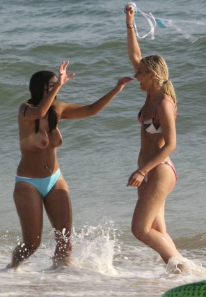 zdjęcie amatorskie People on beach Fun Bikini Vacation Undergarment 