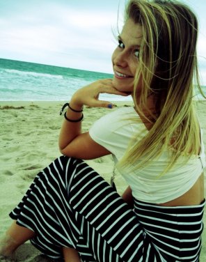 foto amadora Beach in a skirt