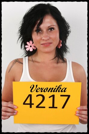 amateur photo 4217 Veronika (1)