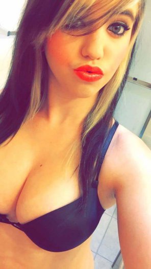 amateur pic Picturered lipstick
