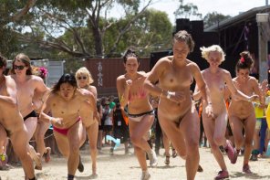foto amateur Nude Girls racing in public at the Meredith Music Festival in Australia