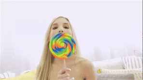 foto amatoriale Licking Huge Lollipops