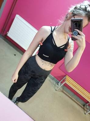 zdjęcie amatorskie Just a gym selfie of my petite body ðŸ’ª [F]