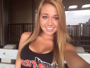 amateur pic Incredibly cute Hooters girl