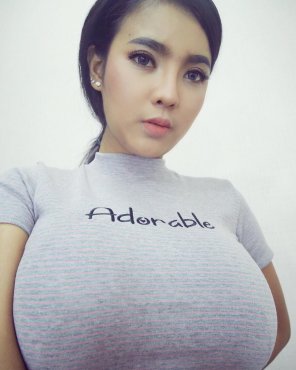 foto amateur Ying Noey stretching out her shirt