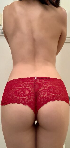 zdjęcie amatorskie Is [oc] welcome here? How about red lacy boyshorts?