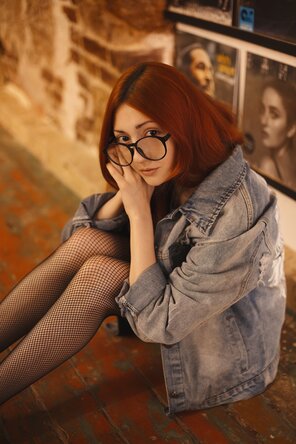 photo amateur Redhead, glasses, fishnets, just perfect