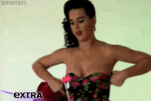 foto amadora Katy Perry awkwardly adjusting 