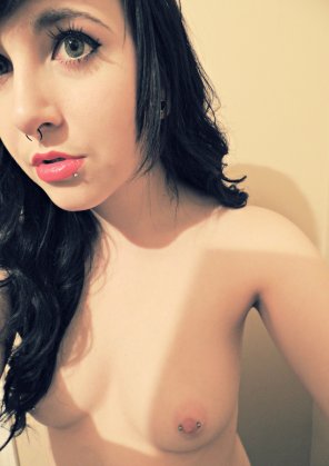 foto amadora Green eye and nipple ring.