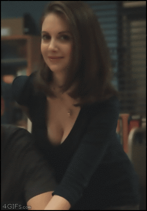 foto amatoriale Alison Brie teasing us with her impressive cleavage 