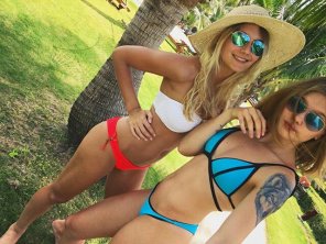 zdjęcie amatorskie 2 girls in bikinis