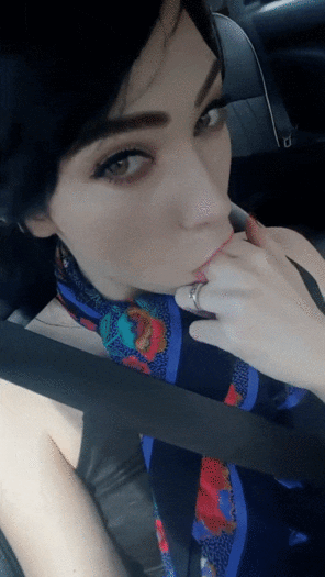 amateur photo Fingering in the car