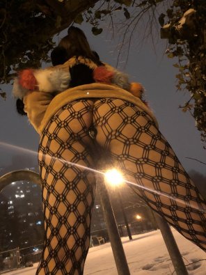 foto amatoriale Showing the park my butt plug [F]