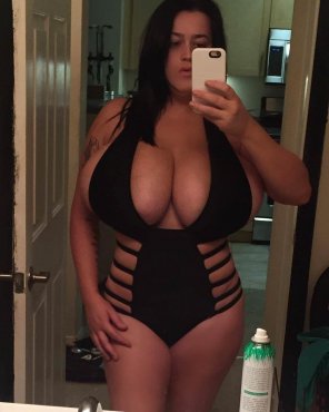 amateur pic Leanne Crow's body is not of this world