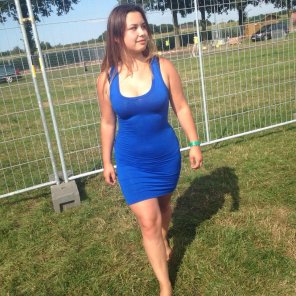 zdjęcie amatorskie In her new blue dress