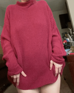 amateur-Foto Do you like what I hide underneath my sweater?