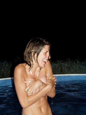foto amateur Caught her skinny dipping in the swimming pool