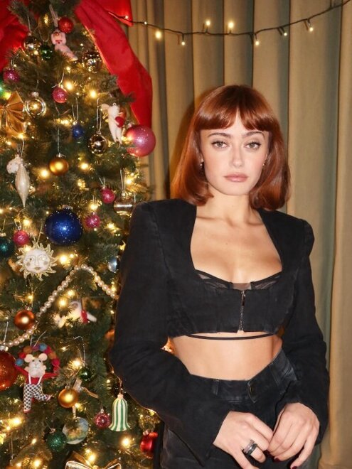 zoetaylormakeup_1764667282_3778625498025582980_43072807f56a2353dfdf1f1f.md