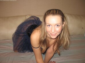 foto amatoriale Cute Angel (Anna) - Put the bottle in her vagina.