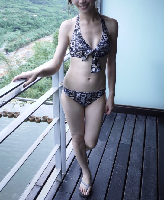 PicFunsized bikini girl