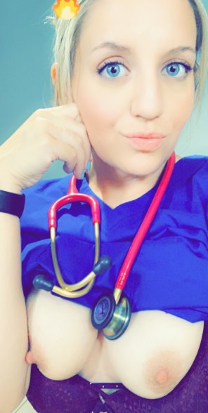 foto amateur I canâ€™t be the only one who tries to pass the time during a slow shift on snapchat ðŸ™ƒðŸ’™