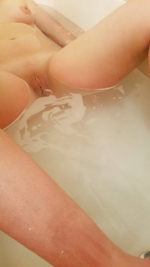 amateur pic Soaking in the bath