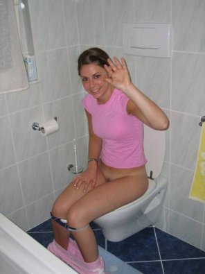 photo amateur girl in toilet