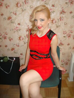 foto amatoriale Hot amateur blonde teen in red dress spread her legs for a good pussy fuck