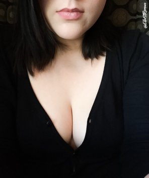 foto amatoriale Finished my work meeting, and my client invited me to have supper with him. I guess he wants to stare at my cleavage a bit more! [f]