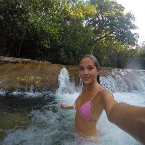zdjęcie amatorskie Lady in a "waterfall"